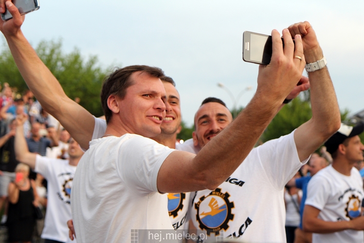 FETA PO AWANSIE! Tysiące kibiców świętowało awans na ulicach miasta - CZĘŚĆ II