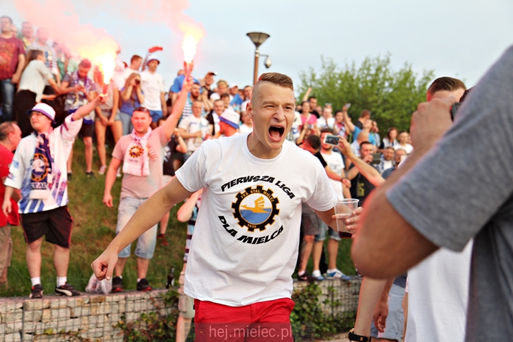 FETA PO AWANSIE! Tysiące kibiców świętowało awans na ulicach miasta - CZĘŚĆ II