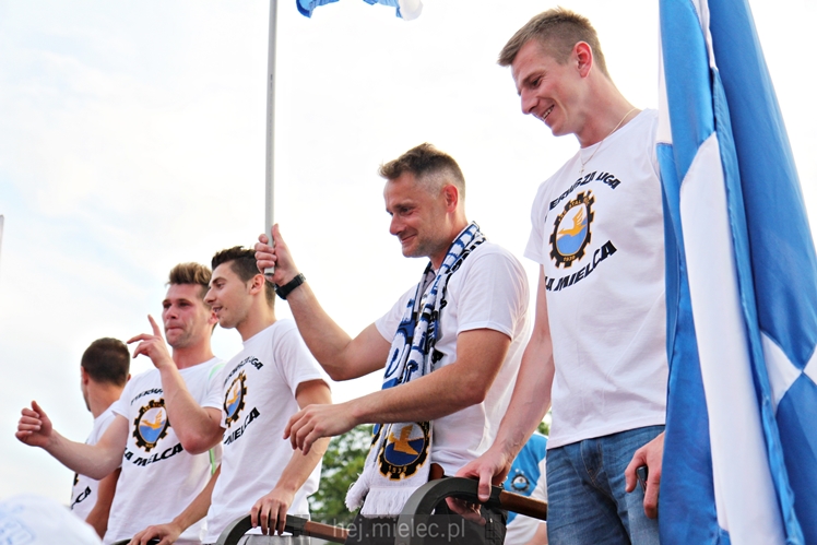 FETA PO AWANSIE! Tysiące kibiców świętowało awans na ulicach miasta - CZĘŚĆ II