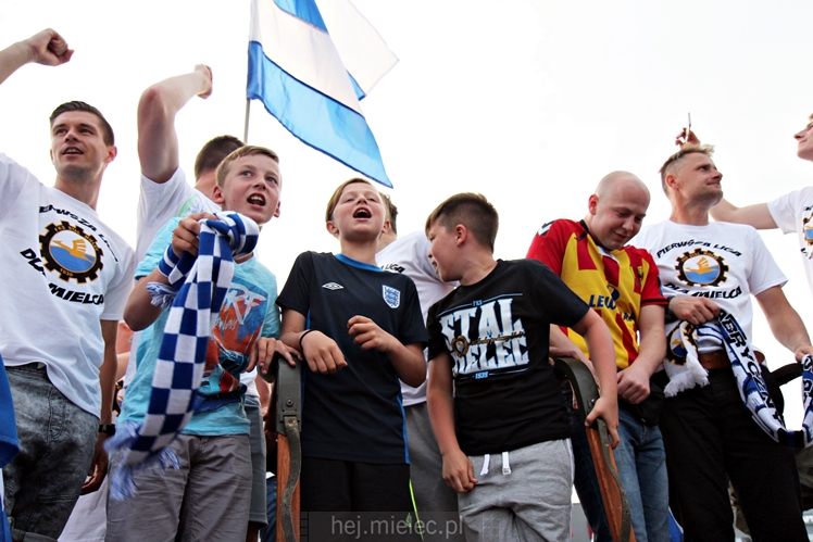 FETA PO AWANSIE! Tysiące kibiców świętowało awans na ulicach miasta - CZĘŚĆ II