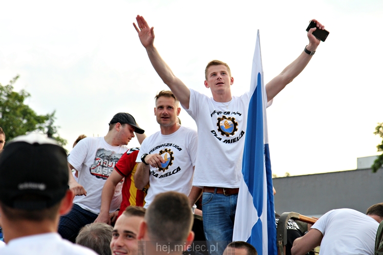 FETA PO AWANSIE! Tysiące kibiców świętowało awans na ulicach miasta - CZĘŚĆ II