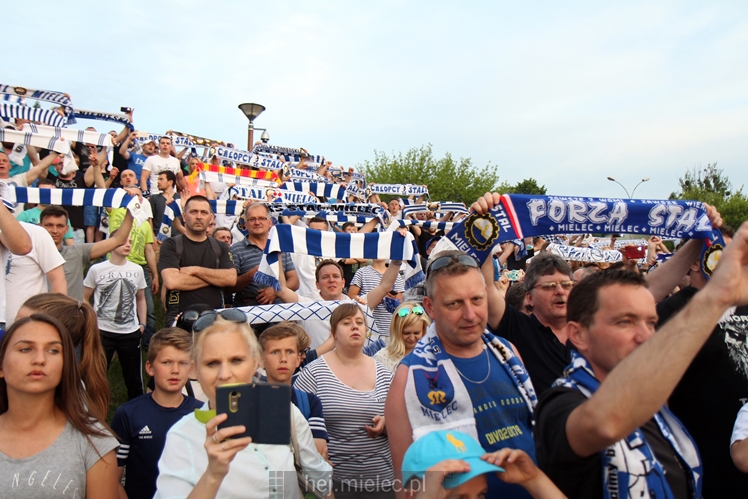 FETA PO AWANSIE! Tysiące kibiców świętowało awans na ulicach miasta - CZĘŚĆ II