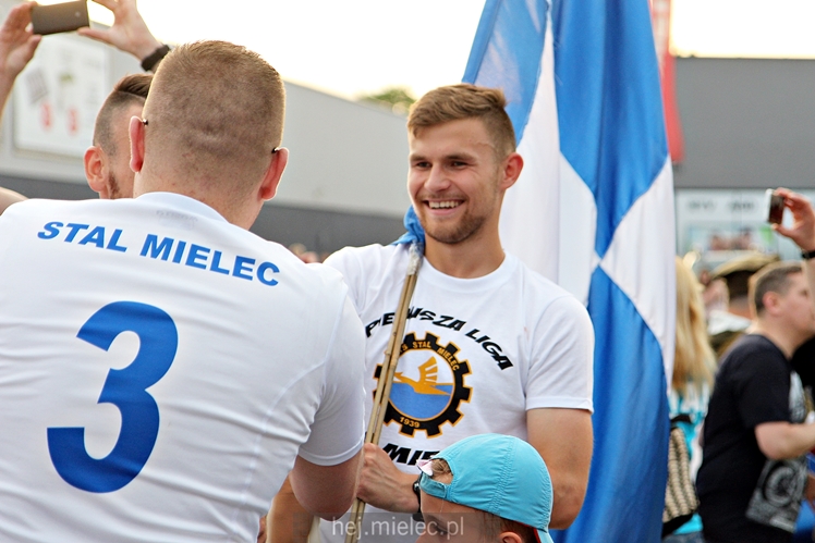 FETA PO AWANSIE! Tysiące kibiców świętowało awans na ulicach miasta - CZĘŚĆ II