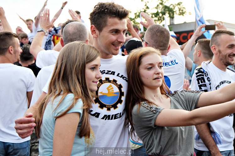 FETA PO AWANSIE! Tysiące kibiców świętowało awans na ulicach miasta - CZĘŚĆ II