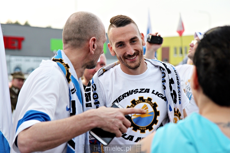 FETA PO AWANSIE! Tysiące kibiców świętowało awans na ulicach miasta - CZĘŚĆ II