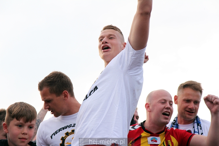 FETA PO AWANSIE! Tysiące kibiców świętowało awans na ulicach miasta - CZĘŚĆ II