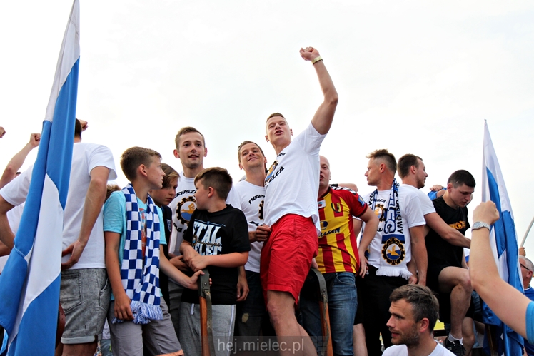 FETA PO AWANSIE! Tysiące kibiców świętowało awans na ulicach miasta - CZĘŚĆ II