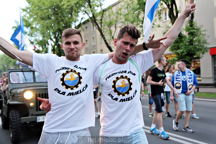 FETA PO AWANSIE! Tysiące kibiców świętowało awans na ulicach miasta - CZĘŚĆ II