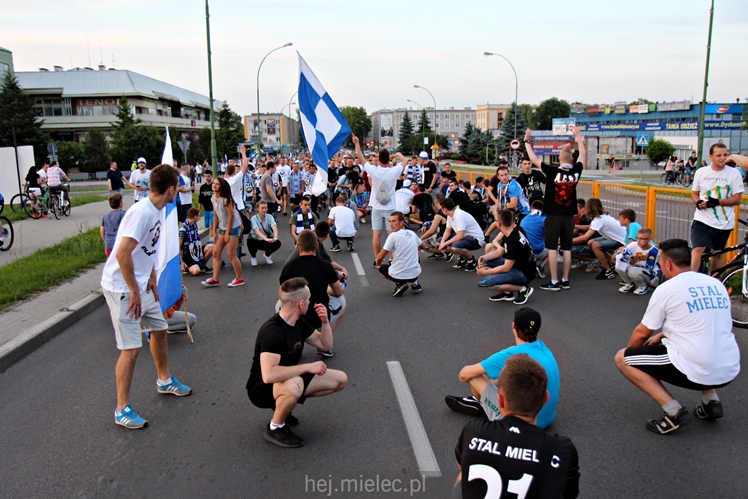 FETA PO AWANSIE! Tysiące kibiców świętowało awans na ulicach miasta - CZĘŚĆ II