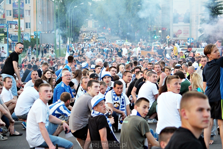 FETA PO AWANSIE! Tysiące kibiców świętowało awans na ulicach miasta - CZĘŚĆ II