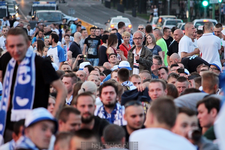 FETA PO AWANSIE! Tysiące kibiców świętowało awans na ulicach miasta - CZĘŚĆ II