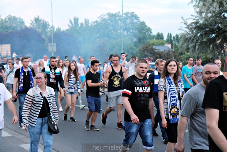 FETA PO AWANSIE! Tysiące kibiców świętowało awans na ulicach miasta - CZĘŚĆ II