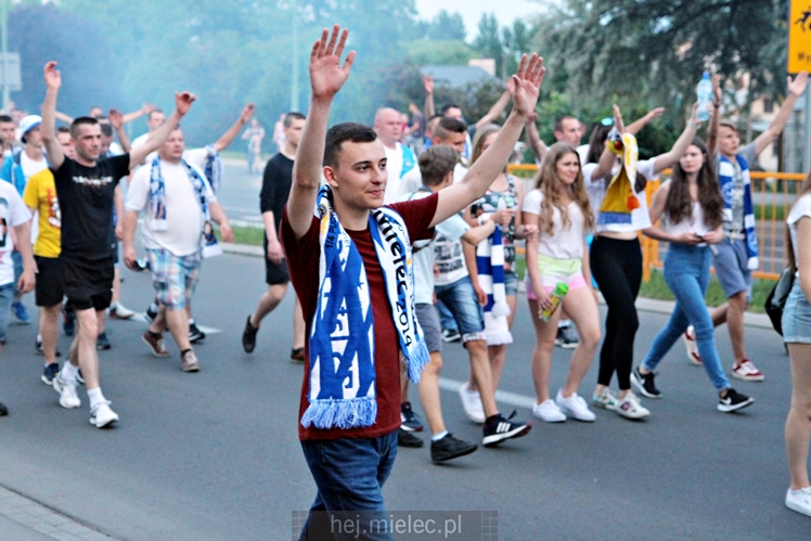 FETA PO AWANSIE! Tysiące kibiców świętowało awans na ulicach miasta - CZĘŚĆ II