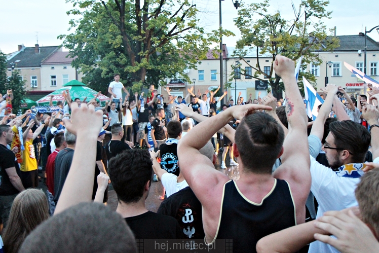 FETA PO AWANSIE! Tysiące kibiców świętowało awans na ulicach miasta - CZĘŚĆ II