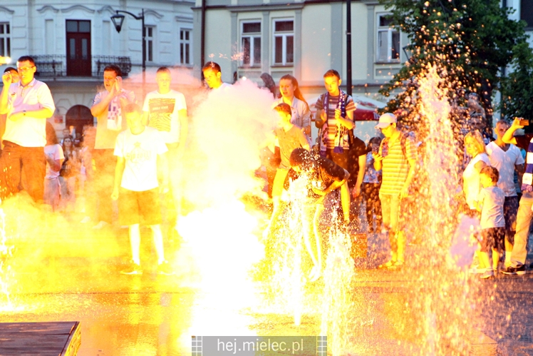 FETA PO AWANSIE! Tysiące kibiców świętowało awans na ulicach miasta - CZĘŚĆ II