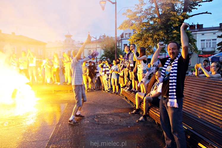 FETA PO AWANSIE! Tysiące kibiców świętowało awans na ulicach miasta - CZĘŚĆ II