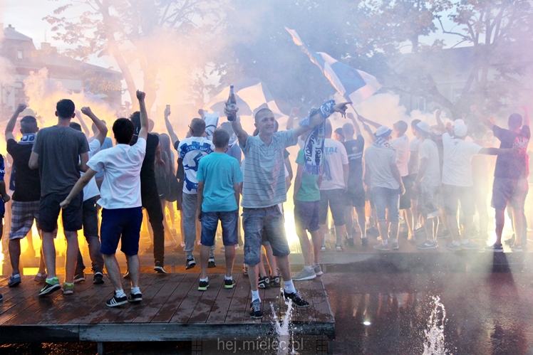 FETA PO AWANSIE! Tysiące kibiców świętowało awans na ulicach miasta - CZĘŚĆ II