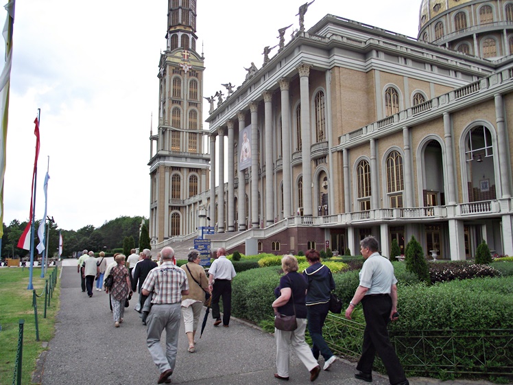 Seniorzy z ?Pogodnej Jesieni? na wycieczce do Częstochowy, Lichenia i Kalisza