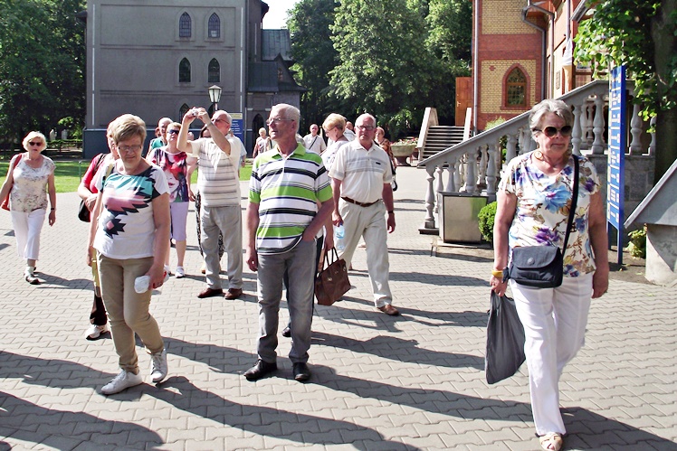 Seniorzy z ?Pogodnej Jesieni? na wycieczce do Częstochowy, Lichenia i Kalisza