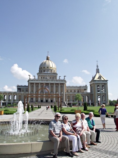 Seniorzy z ?Pogodnej Jesieni? na wycieczce do Częstochowy, Lichenia i Kalisza