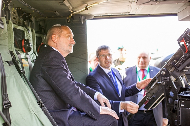 Minister Macierewicz obejrzał uzbrojonego Black Hawka z Mielca