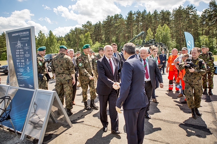 Minister Macierewicz obejrzał uzbrojonego Black Hawka z Mielca