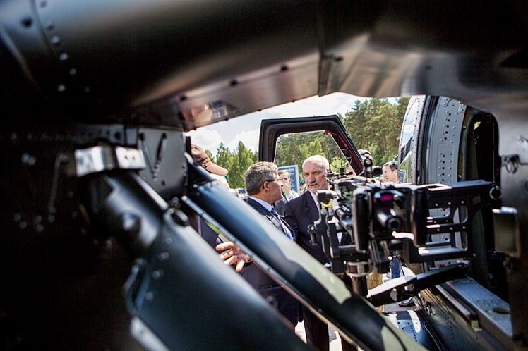 Minister Macierewicz obejrzał uzbrojonego Black Hawka z Mielca