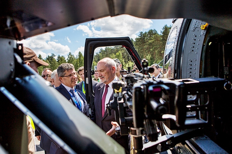 Minister Macierewicz obejrzał uzbrojonego Black Hawka z Mielca