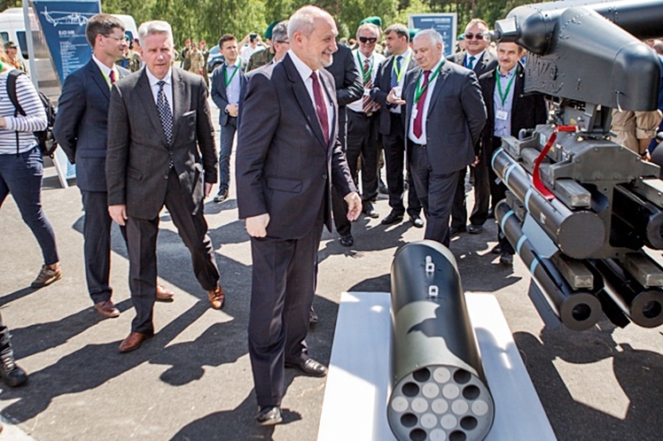 Minister Macierewicz obejrzał uzbrojonego Black Hawka z Mielca