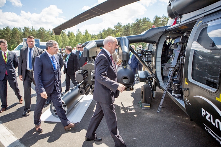 Minister Macierewicz obejrzał uzbrojonego Black Hawka z Mielca