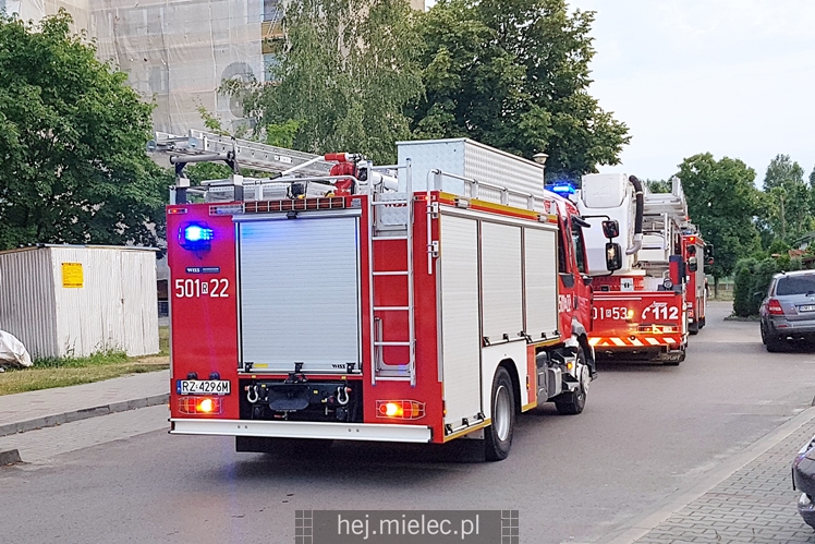 Pożar na dachu bloku mieszkalnego przy Drzewieckiego