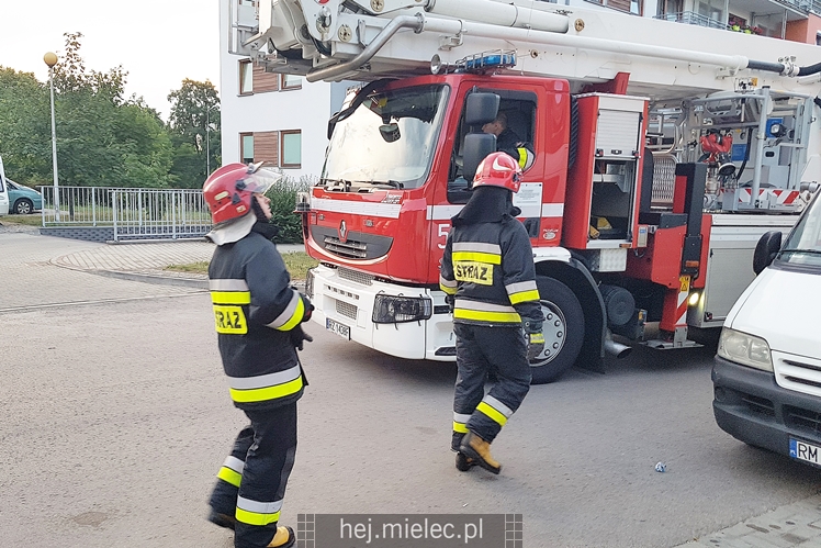 Pożar na dachu bloku mieszkalnego przy Drzewieckiego