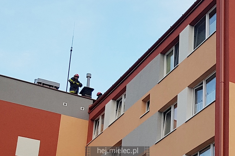Pożar na dachu bloku mieszkalnego przy Drzewieckiego