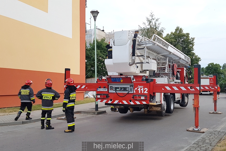 Pożar na dachu bloku mieszkalnego przy Drzewieckiego