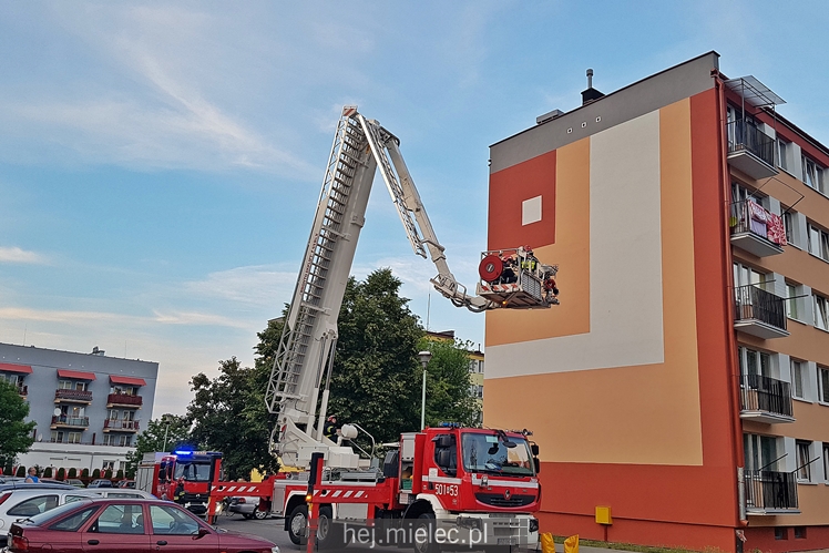 Pożar na dachu bloku mieszkalnego przy Drzewieckiego