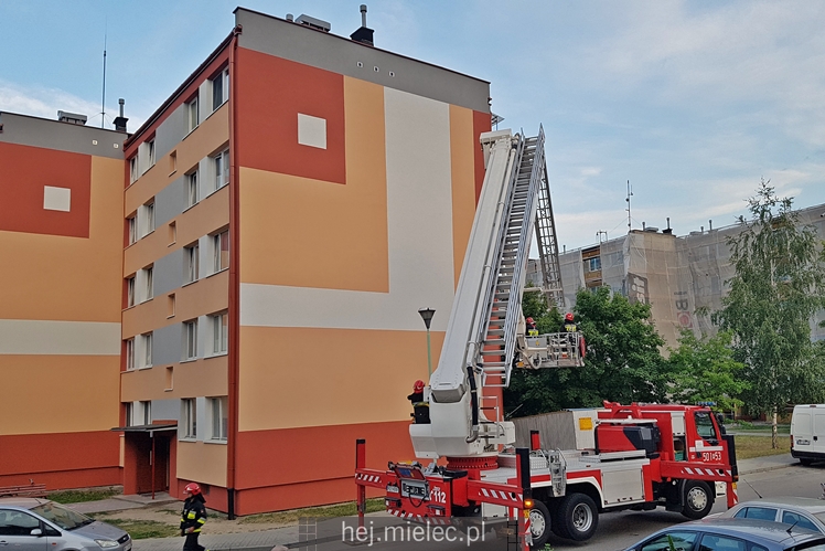 Pożar na dachu bloku mieszkalnego przy Drzewieckiego