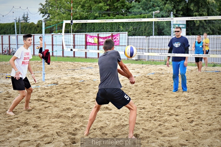 Turniej Piłki Plażowej przygotowany przez Klub Młodych Liderów