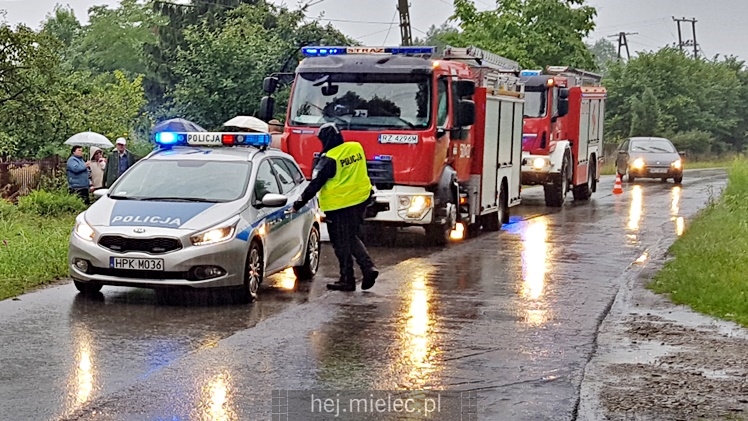 Wypadek w Dulczy Wielkiej. Osobowe renault wpadło w drzewo