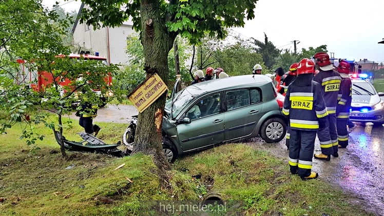 Wypadek w Dulczy Wielkiej. Osobowe renault wpadło w drzewo