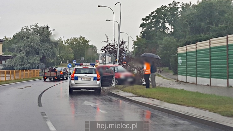 Kierowca fiata pandy stracił panowanie nad pojazdem i uderzył w lampę