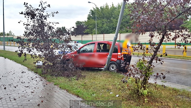 Kierowca fiata pandy stracił panowanie nad pojazdem i uderzył w lampę