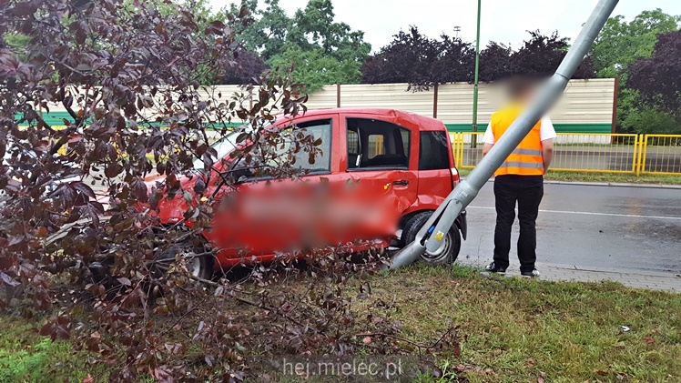 Kierowca fiata pandy stracił panowanie nad pojazdem i uderzył w lampę