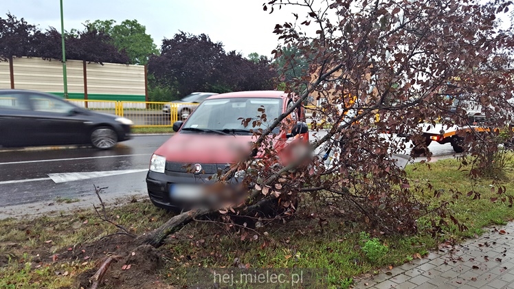 Kierowca fiata pandy stracił panowanie nad pojazdem i uderzył w lampę