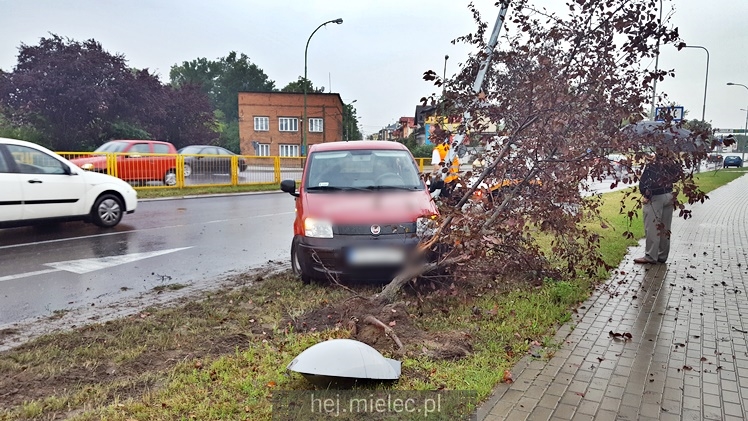 Kierowca fiata pandy stracił panowanie nad pojazdem i uderzył w lampę