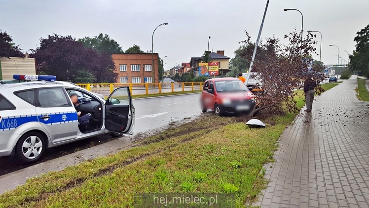 Kierowca fiata pandy stracił panowanie nad pojazdem i uderzył w lampę