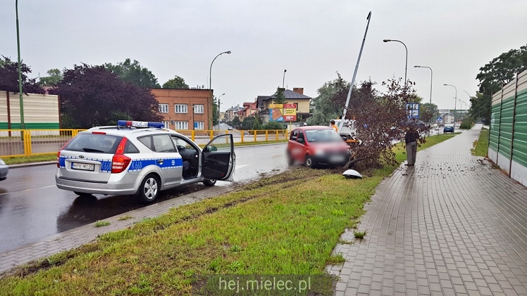 Kierowca fiata pandy stracił panowanie nad pojazdem i uderzył w lampę