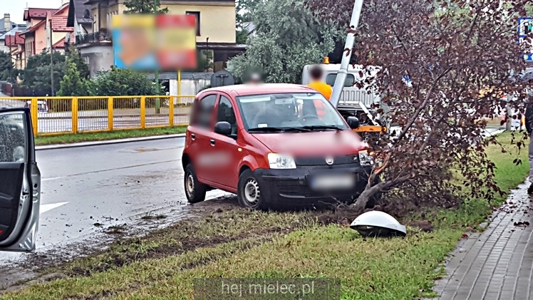 Kierowca fiata pandy stracił panowanie nad pojazdem i uderzył w lampę