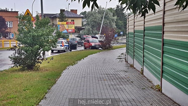 Kierowca fiata pandy stracił panowanie nad pojazdem i uderzył w lampę