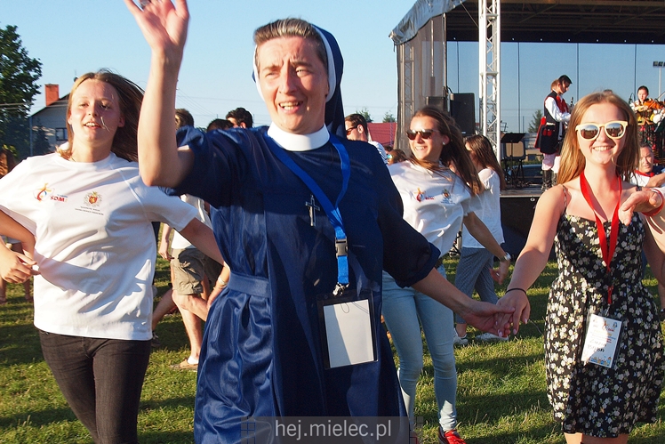Bartek Jaskot zagrał dla pielgrzymów w Radomyślu Wielkim