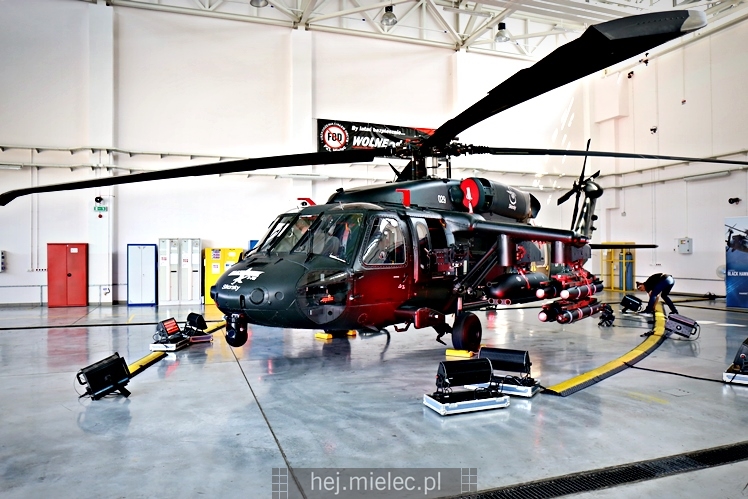 Prezentacja uzbrojonego śmigłowca Black Hawk w hali PZL Mielec